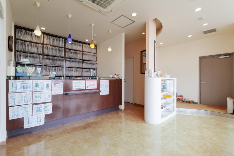 だて歯科クリニックの受付カウンター